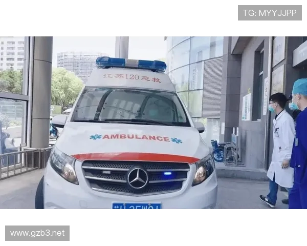 中甲苏州东吴球员胡靖比赛末段突发晕倒救护车紧急进场救治